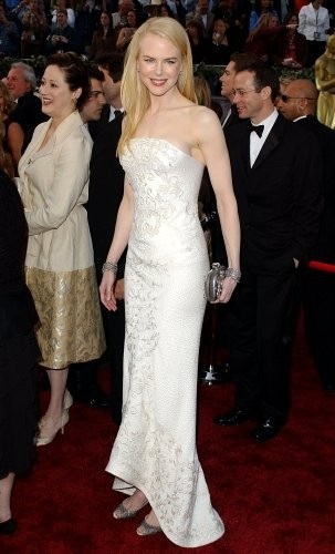 Những chiếc váy đẹp nhất trên thảm đỏ Oscar thập kỷ qua  - 11