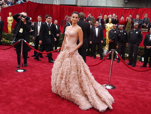 Những chiếc váy đẹp nhất trên thảm đỏ Oscar thập kỷ qua  - 14