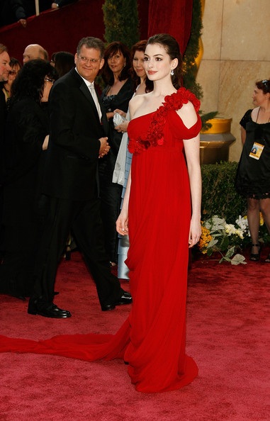 Những chiếc váy đẹp nhất trên thảm đỏ Oscar thập kỷ qua  - 19