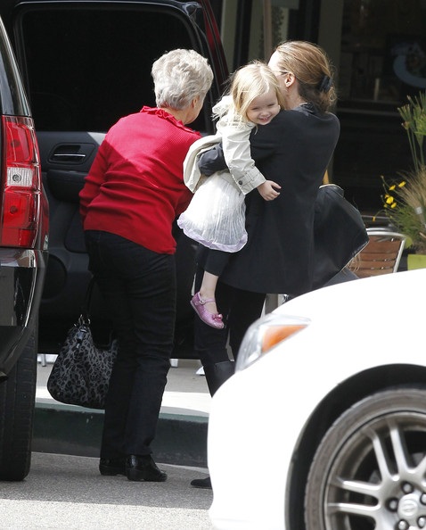 Angelina Jolie đưa hai con sinh đôi đi mua sắm - 1