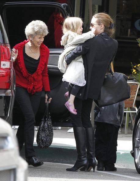 Angelina Jolie đưa hai con sinh đôi đi mua sắm - 2