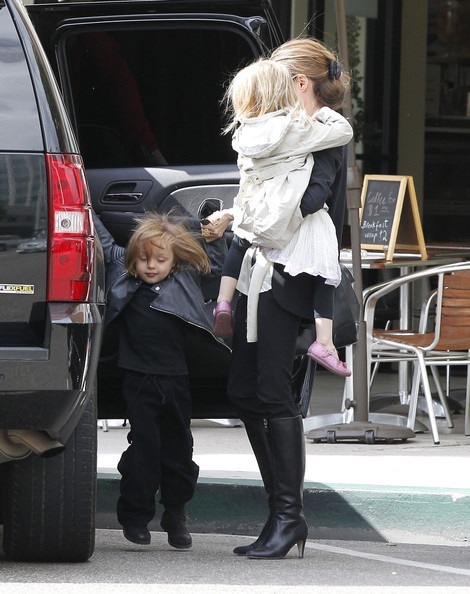 Angelina Jolie đưa hai con sinh đôi đi mua sắm - 3
