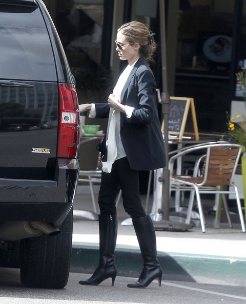 Angelina Jolie đưa hai con sinh đôi đi mua sắm - 5