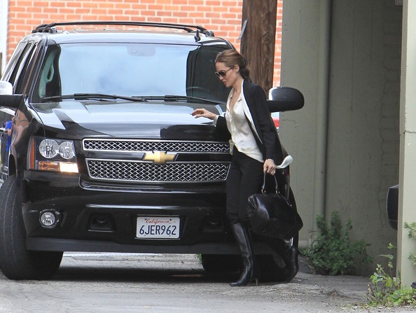 Angelina Jolie đưa hai con sinh đôi đi mua sắm - 6