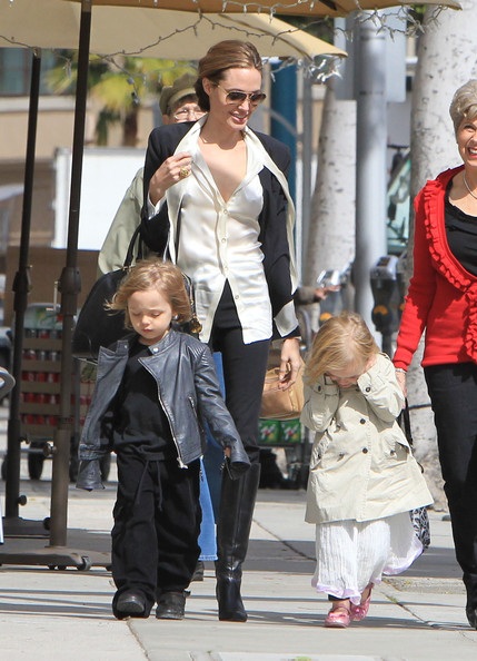 Angelina Jolie đưa hai con sinh đôi đi mua sắm - 11