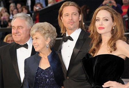 Angelina Jolie đưa hai con sinh đôi đi mua sắm - 14