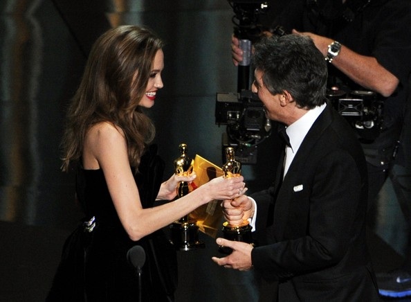 Angelina Jolie bị chỉ trích vì khoe chân “quá đà” tại Oscar - 8 Angelina Jolie bị chỉ trích vì khoe chân “quá đà” tại Oscar - 8