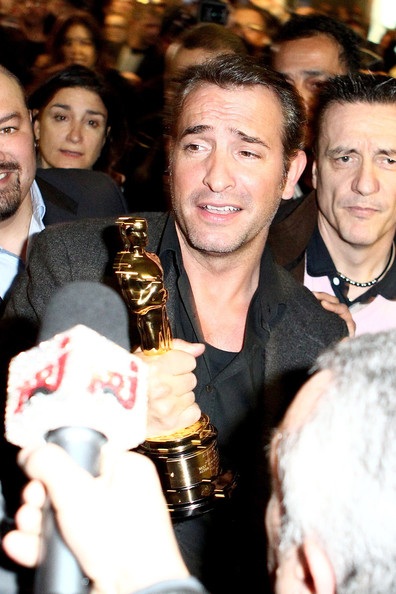 “Hỗn loạn” tại sân bay vì tài tử điển trai giành giải Oscar - 8 “Hỗn loạn” tại sân bay vì tài tử điển trai giành giải Oscar - 8