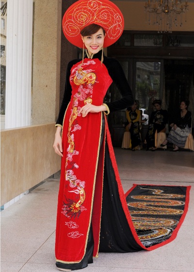 Trang Nhung diện áo dài rồng dài hơn 13m - 1 Trang Nhung diện áo dài rồng dài hơn 13m