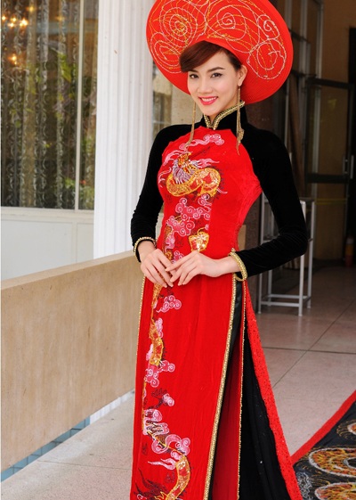 Trang Nhung diện áo dài rồng dài hơn 13m - 2 Trang Nhung diện áo dài rồng dài hơn 13m