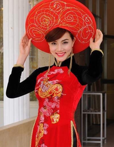 Trang Nhung diện áo dài rồng dài hơn 13m - 3 Trang Nhung diện áo dài rồng dài hơn 13m