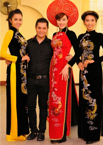 Trang Nhung diện áo dài rồng dài hơn 13m - 4 Trang Nhung diện áo dài rồng dài hơn 13m