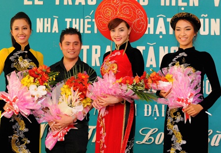Trang Nhung diện áo dài rồng dài hơn 13m - 6 Trang Nhung diện áo dài rồng dài hơn 13m