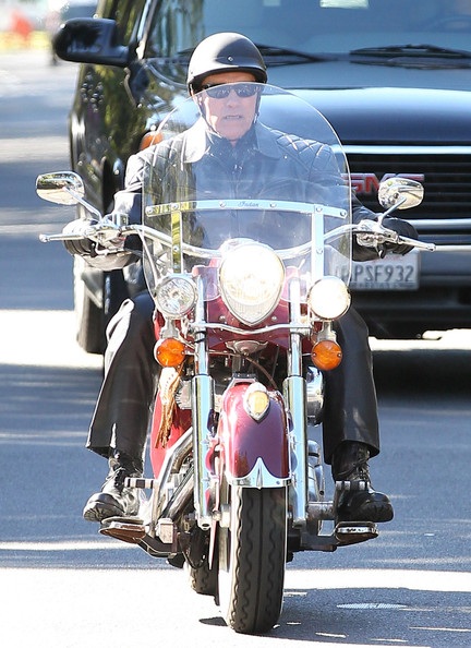 Vòng quanh thế giới giải trí ngày 6/2 - 3