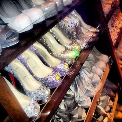 Choáng ngợp với tủ giày của Kim “siêu vòng ba” - 2 Choáng ngợp với tủ giày của Kim “siêu vòng ba”