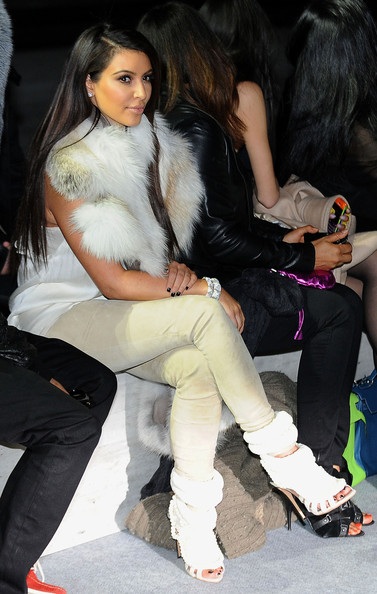 Choáng ngợp với tủ giày của Kim “siêu vòng ba” - 8 Choáng ngợp với tủ giày của Kim “siêu vòng ba”