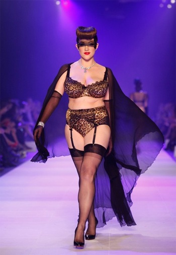 Vũ nữ thoát y tự tin diện đồ lót trên sàn catwalk - 10 Vũ nữ thoát y tự tin diện đồ lót trên sàn catwalk