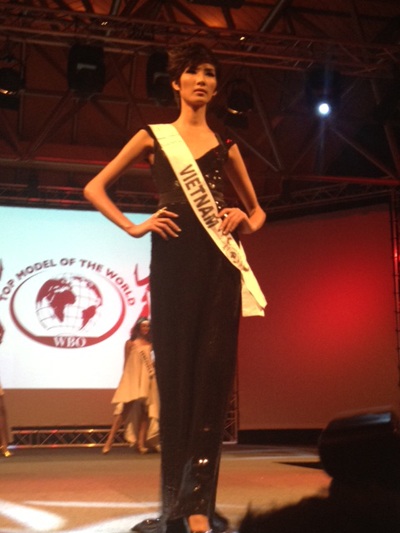 Hoàng Thuỳ nhận giải Best Catwalk Award - 2 Hoàng Thuỳ nhận giải Best Catwalk Award