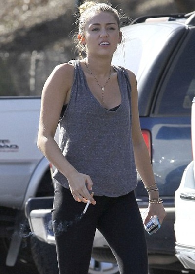 Miley Cyrus bị bắt gặp hút thuốc lá