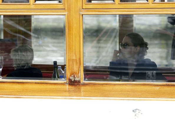 Angelina Jolie cho con đi chơi thuyền tại Amsterdam - 9 Angelina Jolie cho con đi chơi thuyền tại Amsterdam