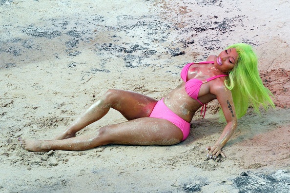 Nicki Minaj khoe vòng ba “khủng” như cô Kim - 8 Nicki Minaj khoe vòng ba “khủng” như cô Kim