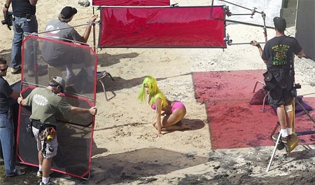 Nicki Minaj khoe vòng ba “khủng” như cô Kim - 7 Nicki Minaj khoe vòng ba “khủng” như cô Kim