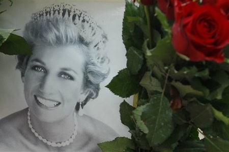 Váy của Công nương Diana được trưng bày tại cung điện Kensington - 11 Váy của Công nương Diana được trưng bày tại cung điện Kensington