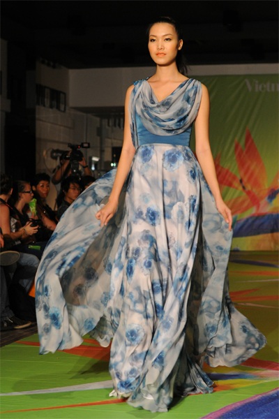 Thùy Dung, Vương Thu Phương khoe dáng - 1 Thùy Dung, Vương Thu Phương khoe dáng