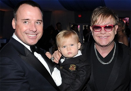Elton John lại lên chức bố - 1 Vợ chồng Elton John và con đầu lòng