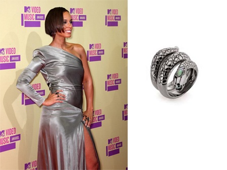 Ngôi sao quần vợt Sharapova đeo khuyên tai Misaki ở triển lãm Samsung tại Matxcova