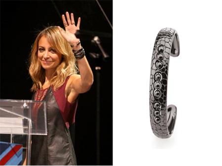 Ngôi sao quần vợt Sharapova đeo khuyên tai Misaki ở triển lãm Samsung tại Matxcova