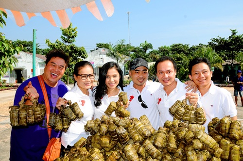 Việt Trinh nấu bánh tét cho người nghèo - 2 Việt Trinh và các nghệ sỹ nhiệt tình với hoạt động từ thiện