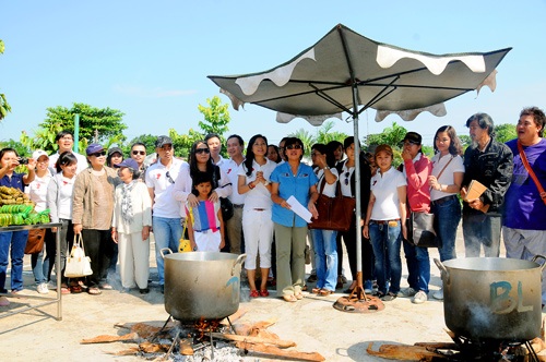 Việt Trinh nấu bánh tét cho người nghèo - 3 Việt Trinh và các nghệ sỹ nhiệt tình với hoạt động từ thiện