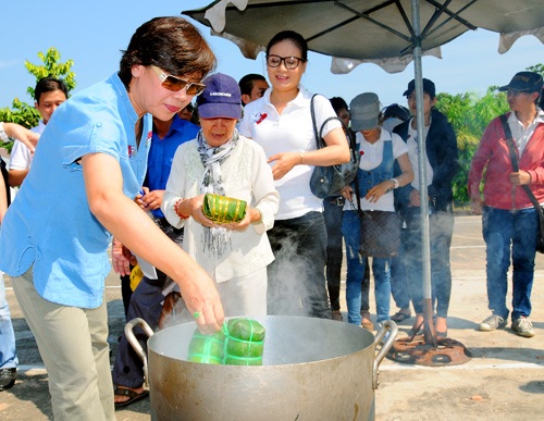 Việt Trinh nấu bánh tét cho người nghèo - 4 Việt Trinh và các nghệ sỹ nhiệt tình với hoạt động từ thiện