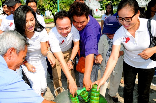 Việt Trinh nấu bánh tét cho người nghèo - 5 Việt Trinh và các nghệ sỹ nhiệt tình với hoạt động từ thiện