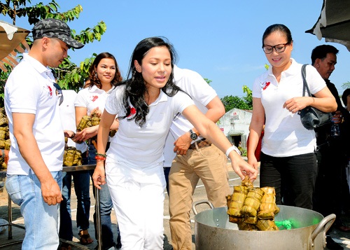 Việt Trinh nấu bánh tét cho người nghèo - 6 Việt Trinh và các nghệ sỹ nhiệt tình với hoạt động từ thiện
