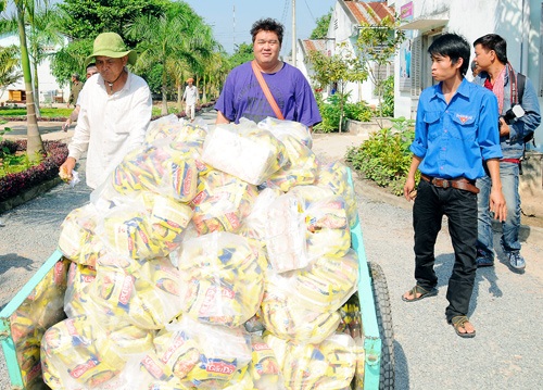 Việt Trinh nấu bánh tét cho người nghèo - 7 Việt Trinh và các nghệ sỹ nhiệt tình với hoạt động từ thiện