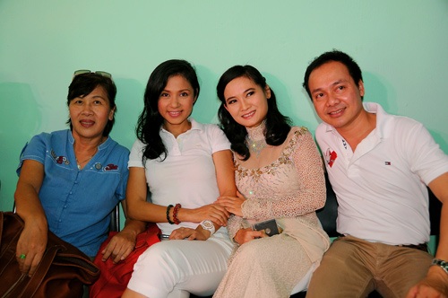 Việt Trinh nấu bánh tét cho người nghèo - 9 Việt Trinh và các nghệ sỹ nhiệt tình với hoạt động từ thiện