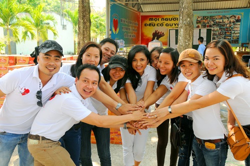 Việt Trinh nấu bánh tét cho người nghèo - 10 Việt Trinh và các nghệ sỹ nhiệt tình với hoạt động từ thiện