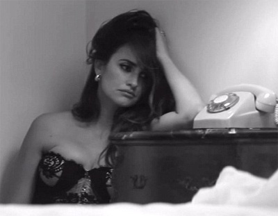Penelope Cruz gây ngạc nhiên với khả năng ca hát - 4 Penelope Cruz trong MV mới.