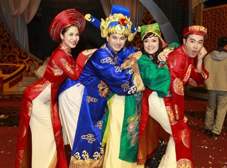 Minh Quân - Mỹ Dung diện áo dài đỏ rực - 3 Minh Quân - Mỹ Dung nhí nhảnh bên Xuân Bắc, Vân Dung