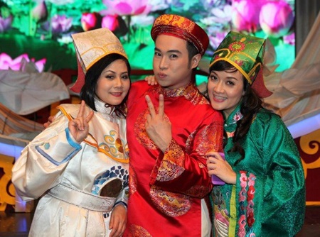 Minh Quân - Mỹ Dung diện áo dài đỏ rực - 4 Táo quân 2013 sẽ được công chiếu vào đêm Giao thừa