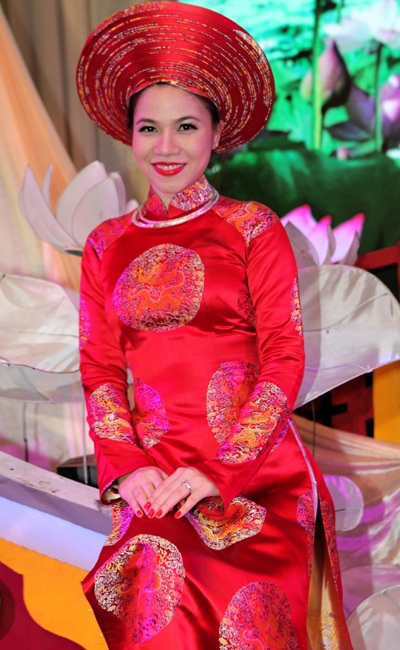 Minh Quân - Mỹ Dung diện áo dài đỏ rực - 5 Ca sỹ Mỹ Dung duyên dáng và kiêu sa.