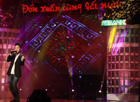 Tùng Dương biểu diễn chiếc khăn Piêu