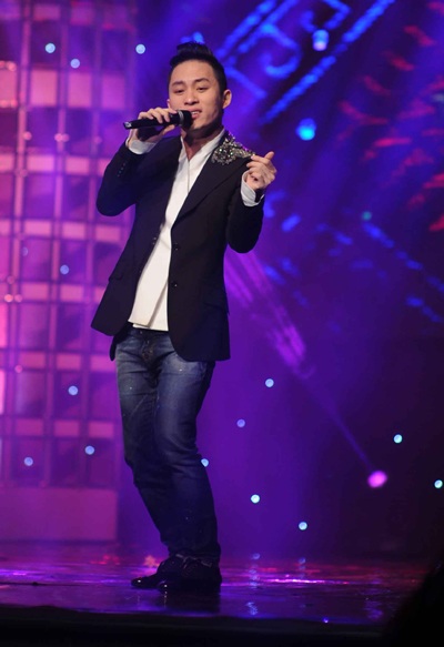Tùng Dương biểu diễn Làng lúa, làng hoa