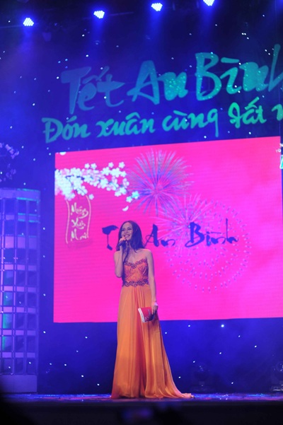 Á hậu Ngọc Oanh trong vai trò MC