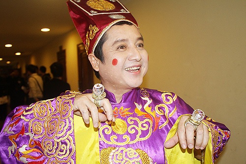 “Cô Đẩu” của Công Lý giống... Long Nhật? - 8 Thiên Lôi xì tin bên MC Thảo Vân