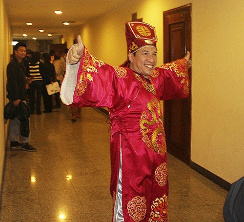 “Cô Đẩu” của Công Lý giống... Long Nhật? - 9 Táo Kinh tế cao hứng tạo dáng độc ở phía hậu trường