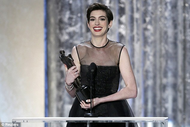 Anne Hathaway giành giải SAG - 1 Anne Hathaway hạnh phúc với giải thưởng lớn