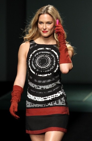 Bar Refaeli gợi cảm trên sàn catwalk - 3 VN